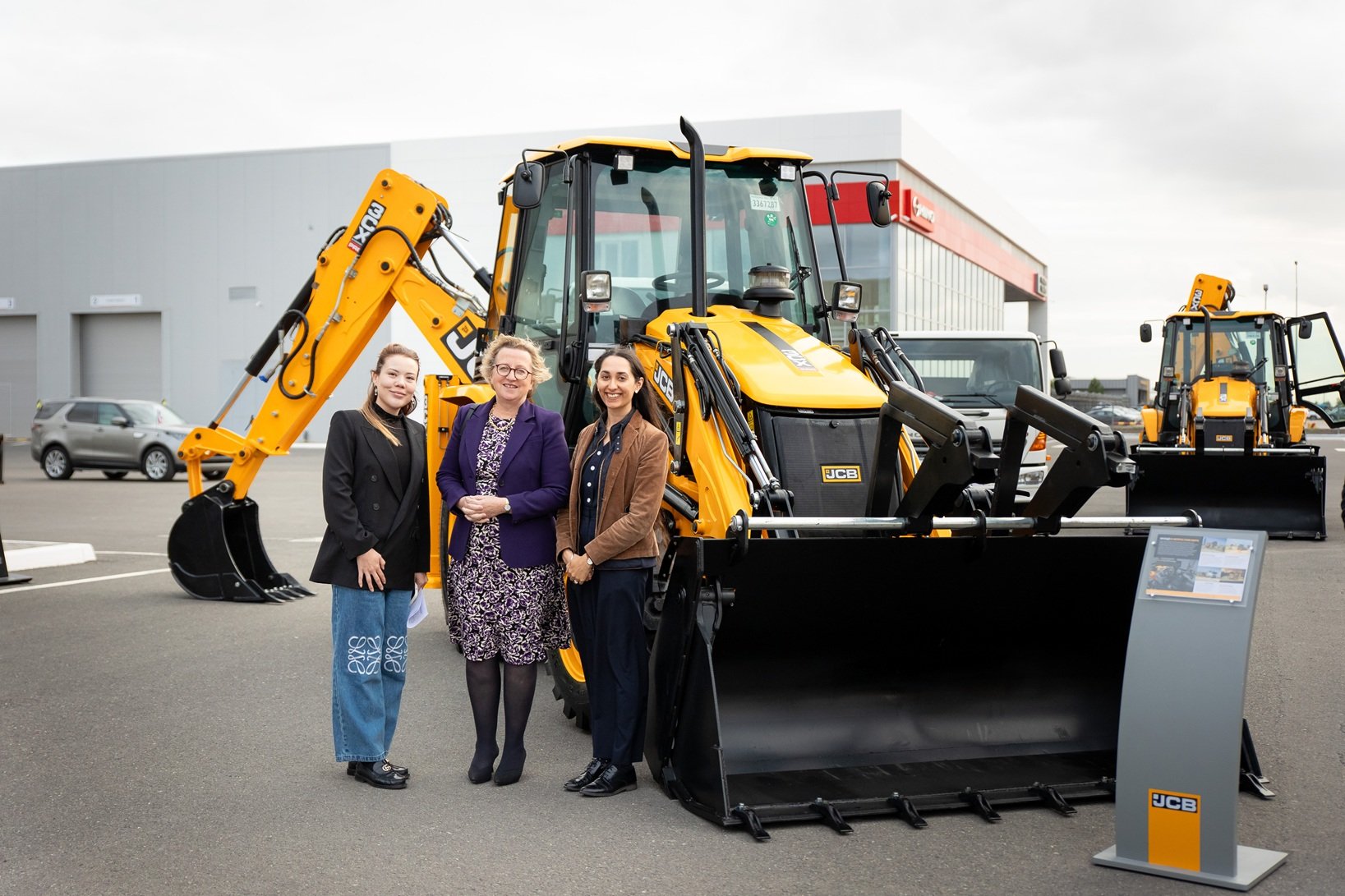Посол Великобритании посетила выставку спецтехники JCB в Астане 